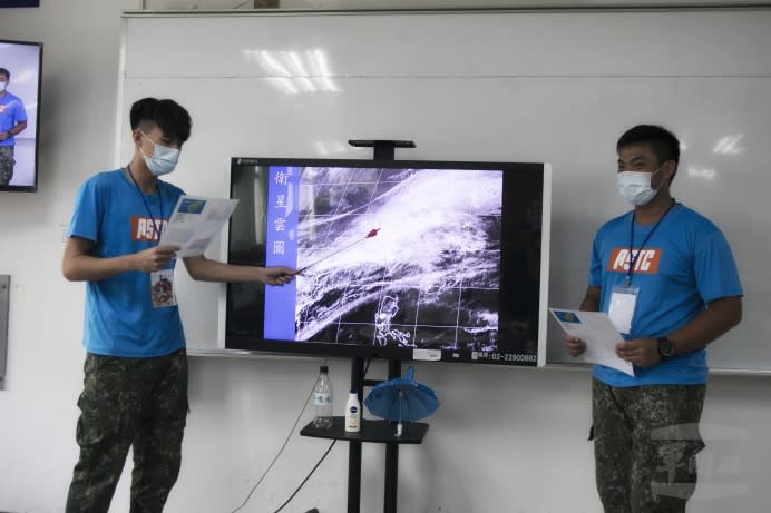 航空科技體驗營20日透過「氣象主播體驗」等一系列寓教於樂的實作課程，帶領學生認識不同領域專業知識。（軍聞社記吳東昇攝）