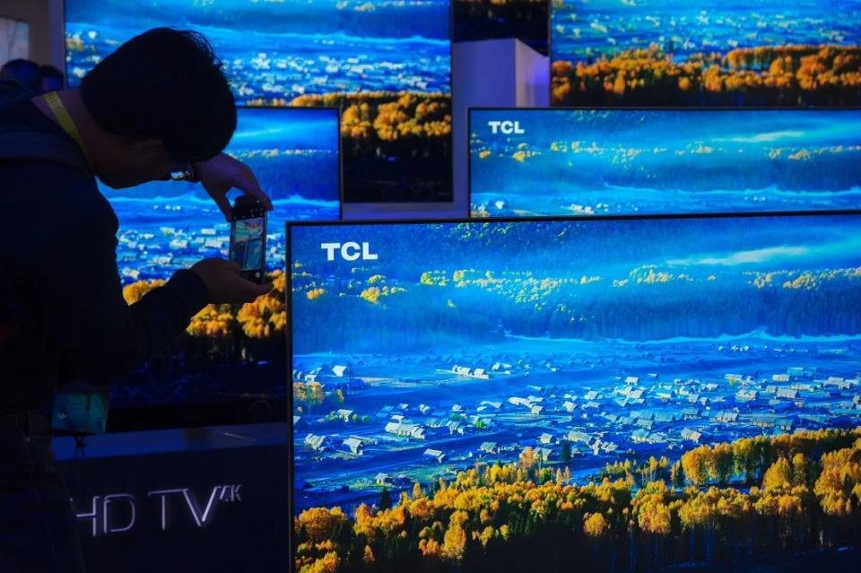 Un hombre fotografía televisores TCL 4K UHD durante el Consumer Electronic Show (CES) 2017 en el Centro de Convenciones de Las Vegas en Las Vegas, Nevada, el 5 de enero de 2017. David McNew/AFP/Getty Images