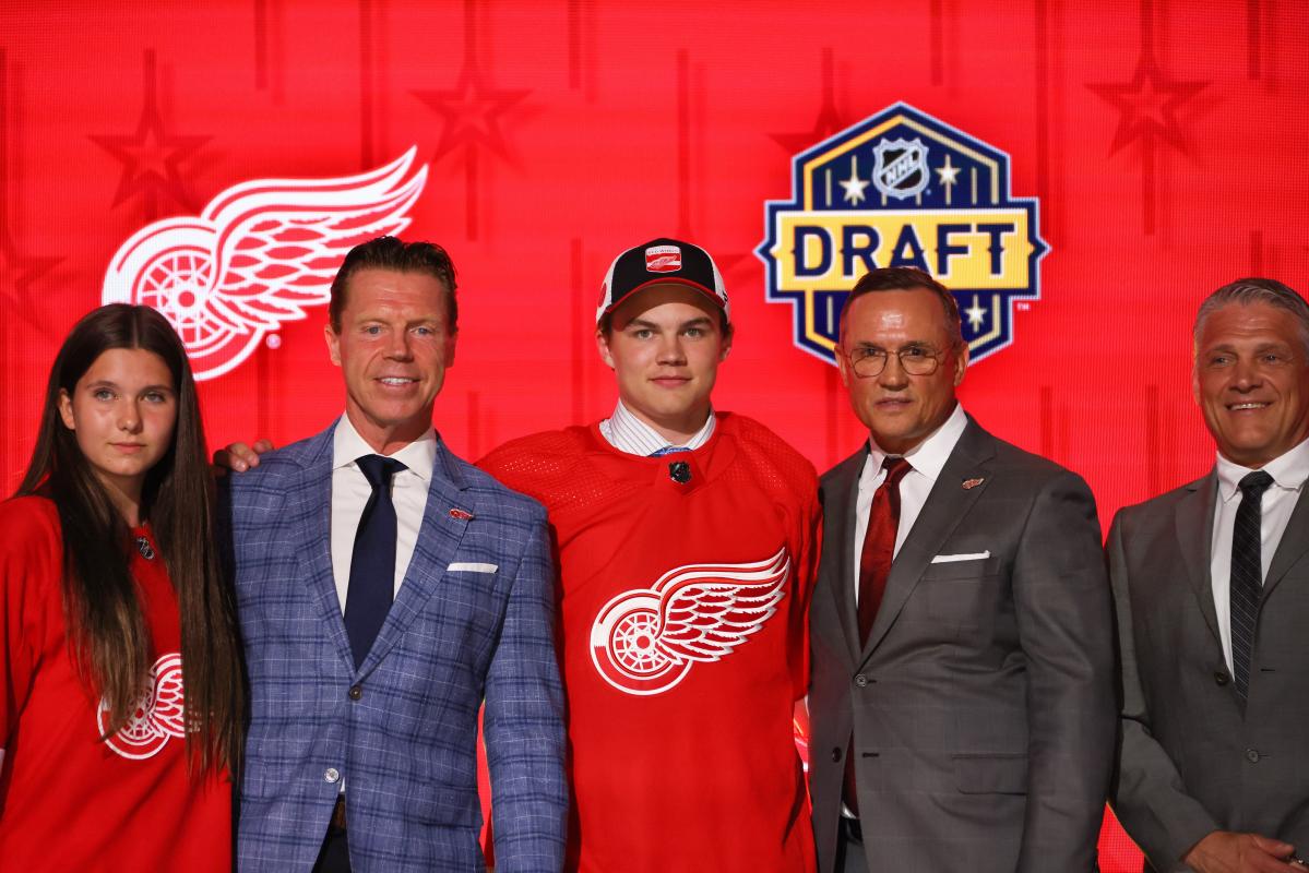 Detroit Red Wings select Axel Sandin Pellikka with No. 17 pick in 2023