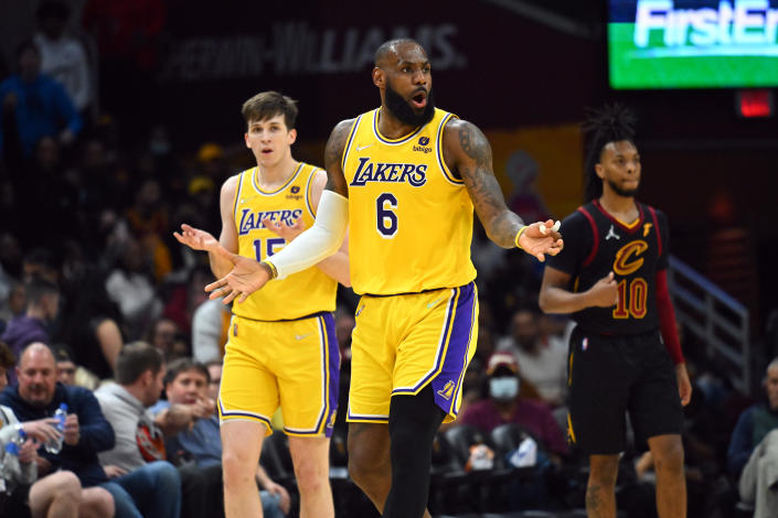 CLEVELAND, OHIO: Austin Reaves #15 y LeBron James #6 de Los Angeles Lakers reaccionan durante el tercer cuarto del juego ante los Cleveland Cavaliers en el Rocket Mortgage Fieldhouse el 21 de marzo de 2022 en Cleveland, Ohio. Los Lakers vencieron a los Cavaliers 131-120. (Foto de Jason Miller/Getty Images)