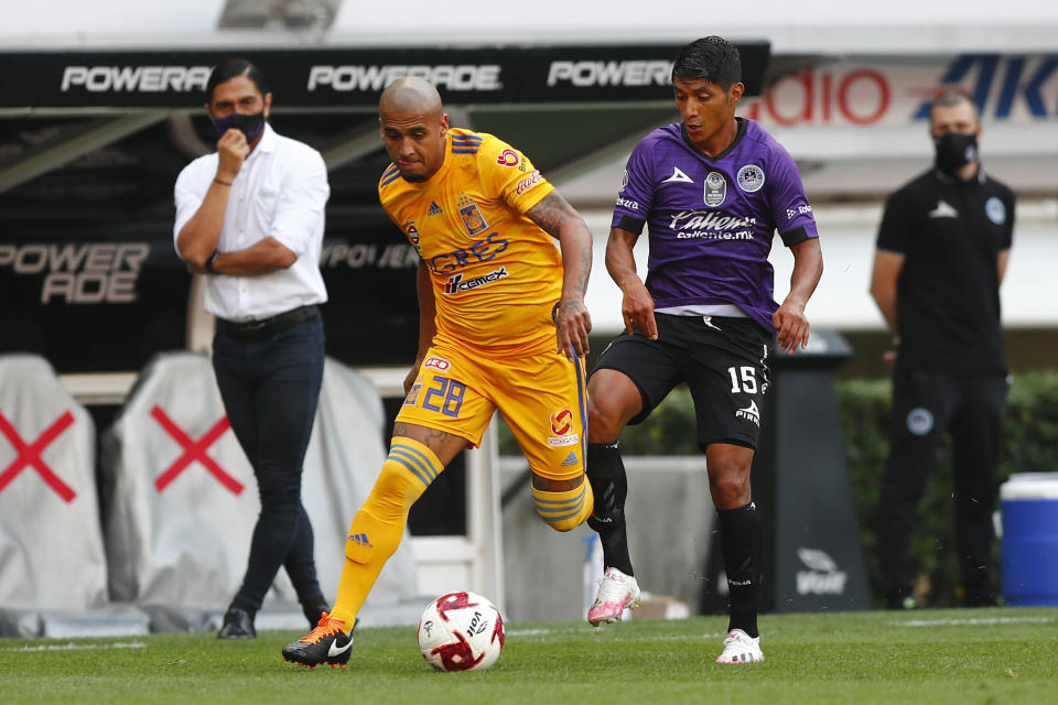 ZAPOPAN, MEXICO - JULY 03: Luis Rodríguez  #28 of Tigres fights for the ball with Candido Ramirez #15 of Mazatlan during the match between Mazatlan FC and Tigres UANL as part of friendly torunament Copa GNP por Mexico at Akron Stadium on July 3, 2020 in Zapopan, Mexico. (Photo by Refugio Ruiz/Getty Images)