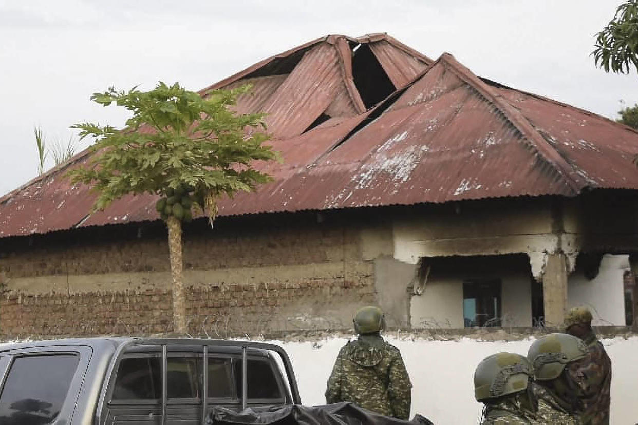 Les forces de sécurité ougandaises, ici sur les lieux de l’attaque d’une école à Mpondwe, le 17 juin 2023.