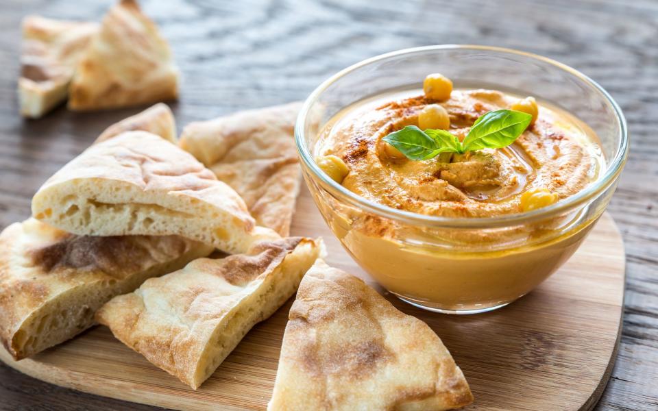 Hummus lässt sich leicht zu Hause zubereiten. Geben Sie ein Glas Kichererbsen mit einem Esslöffel Tahini, einer Knoblauchzehe, Zitronensaft, Salz und Pfeffer und etwas Olivenöl in den Mixer - et voilà! (Bild: iStock / AlexPro9500)