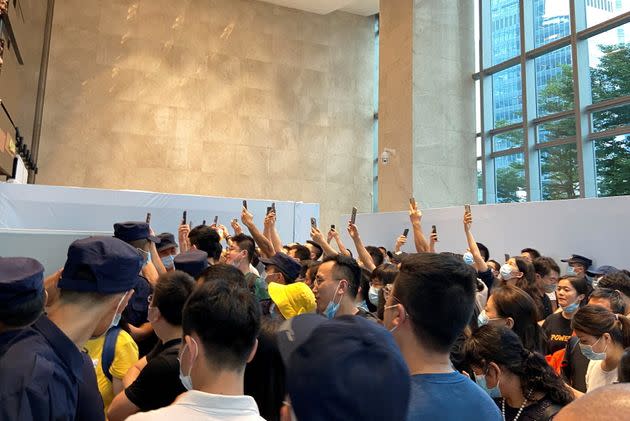 Des citoyens chinois exigent le remboursement de leurs prêts ou produits financiers devant le siège d'Evergrande, à Shenzhen, dans la province du Guangdong, le 13 septembre 2021. (Photo: REUTERS / David Kirton)