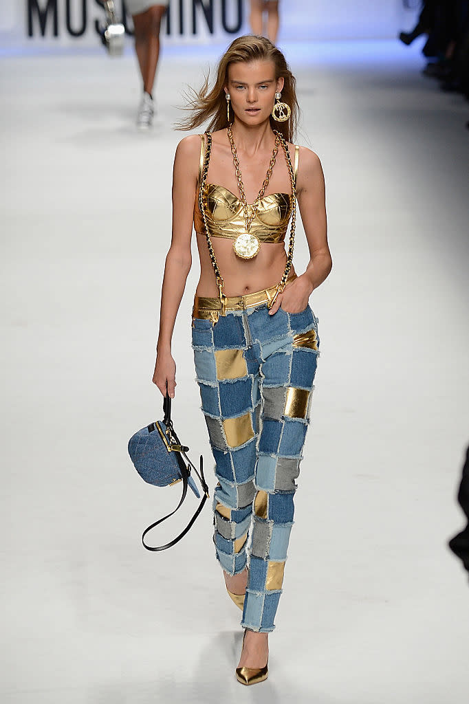 Bei Moschino wechseln sich blaue Jeans-Teile mit goldenen ab. (Bild: Getty Images)