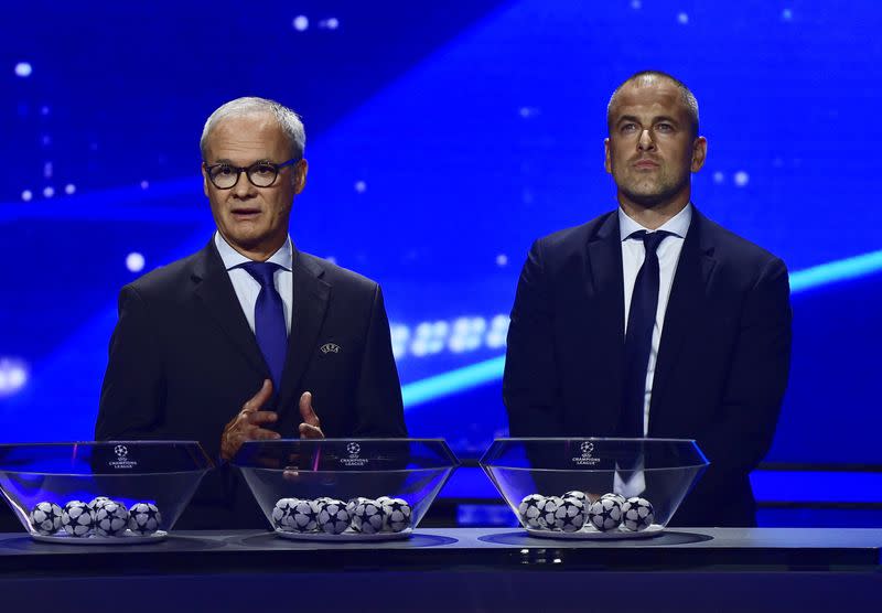 El exfutbolista del Chelsea y el secretario general de la UEFA y director de fútbol, Giorgio Marchetti, durante el sorteo dela fase de grupos de la Liga de Campeones, en el Grimaldi Forum, Mónaco