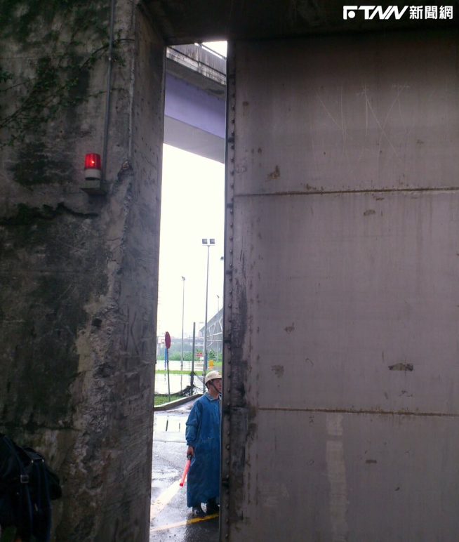 圖為2012年6月新北市防範颱風泰利管制河岸水門。（中央社）