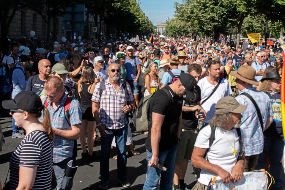 Tausende stehen bei der Demonstration gegen die Corona-Beschränkungen dicht gedrängt und ohne die Abstandsregeln zu beachten, vor dem Brandenburger Tor.<span class="copyright">Paul Zinken / dpa</span>