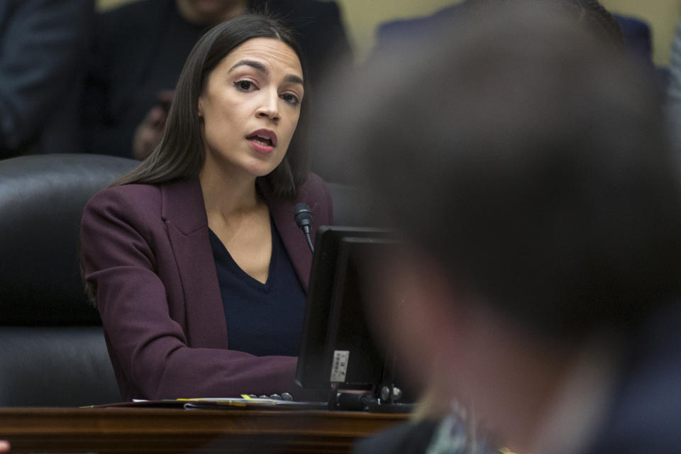 Die US-Abgeordnete Alexandria Ocasio-Cortez befragte Trumps Ex-Anwalt Michael Cohen vor Kongressmitgliedern in Washington. (Bild: AP Photo/Alex Brandon)