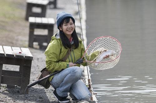 不管任何人，都可以在東京都裡輕鬆釣魚。（東京觀光事務所台灣辦事處提供）