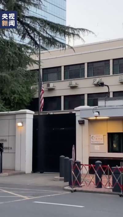 美國駐成都總領事館降下國旗。（翻攝微博）