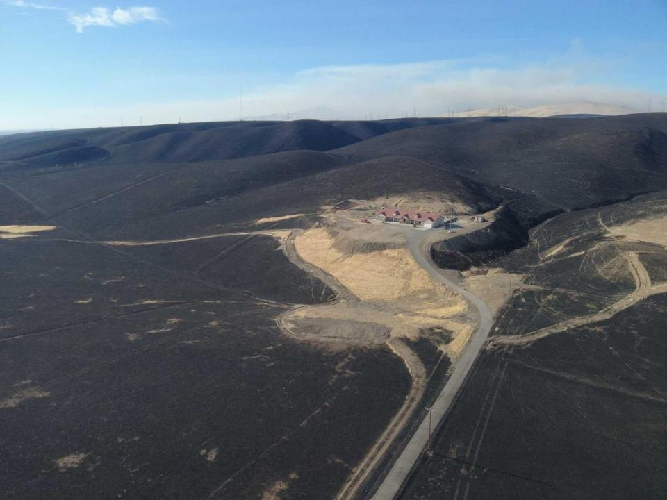 Una casa en Vernalis Road, en las estribaciones de la cordillera del Diablo, se ve intacta el domingo después de que las llamas del Corral Fire rodearan la propiedad al sur de Tracy. La contención del incendio forestal de 14,000 acres aumentó a mediodía del domingo al 30% mientras las cuadrillas luchaban contra los vientos en la fuerte vegetación a lo largo del corredor de la I-580.