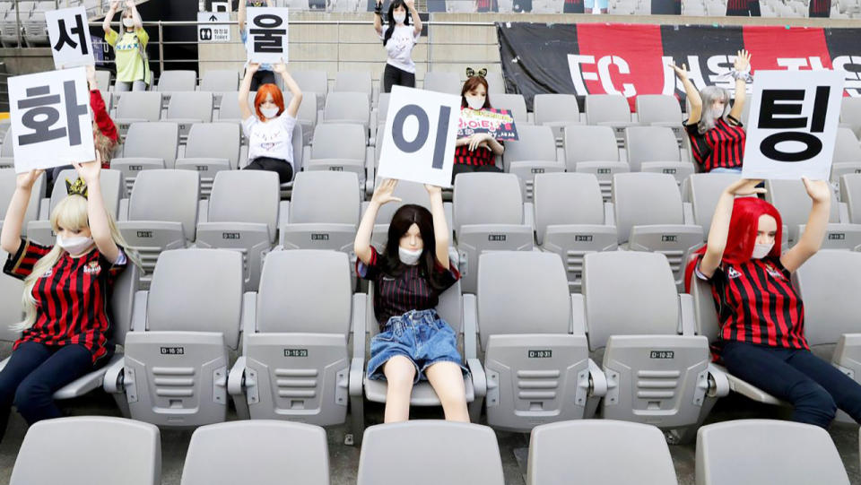 A picture showing the life-like dolls in the stands at FC Seoul's match.