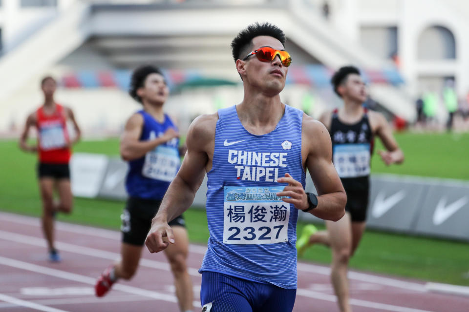 2022台灣田徑公開賽29日在板橋第一運動場舉行，亞運培訓隊田徑好手楊俊瀚（前）在男子200公尺決賽以20秒 93摘金。(中央社)