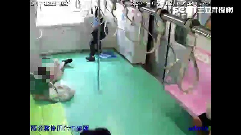 綠衣男迅速臥倒在地，還不忘用手護著頭部。（圖／翻攝畫面）