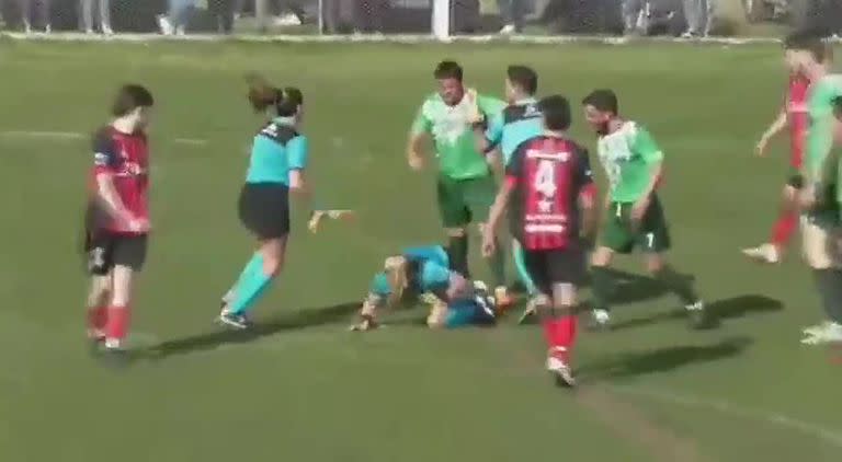 Un futbolista agredió a una árbitro en medio del partido