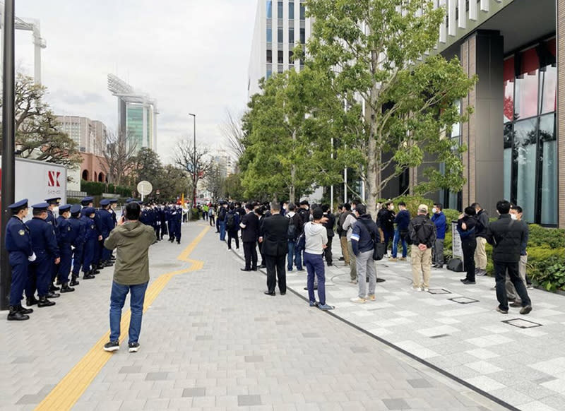 日本市民團體上街要求取消東奧，警方出動約50名警力維持秩序。   圖：翻攝環球網