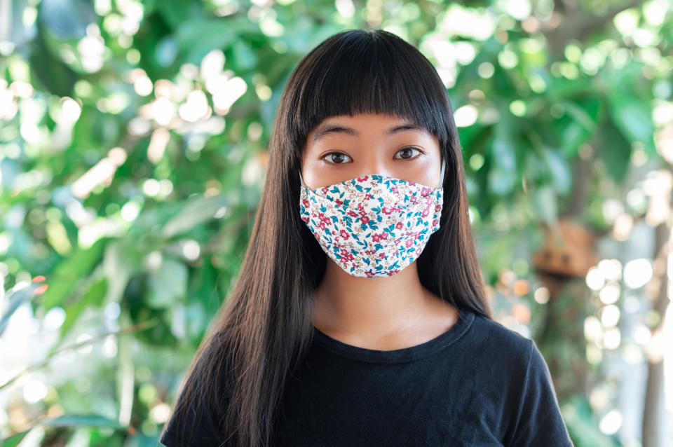 Suffering from spring allergies? Here's why doctors say face masks work. (Photo: Getty)