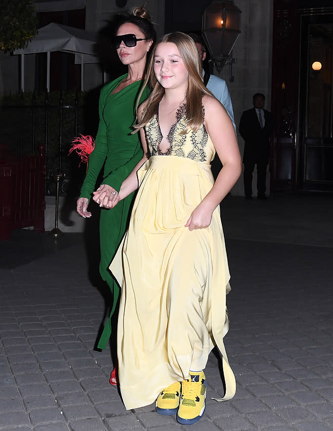 Victoria Beckham y su hija paseando por París