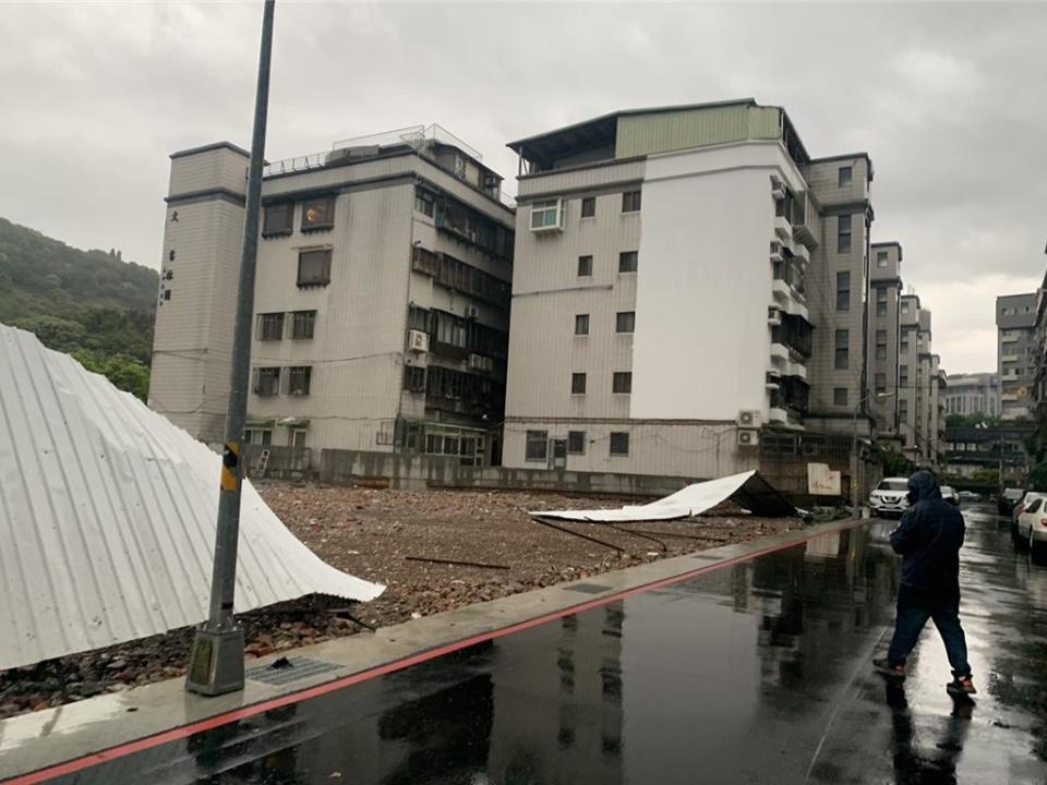 台北市3月31日下午颳起大風且有顯著雨勢，民進黨台北市議員陳怡君發現，基泰大直大片圍籬飛走，且固定圍籬的鋼條也斷掉。（台北市議員陳怡君提供／劉彥宜台北傳真）