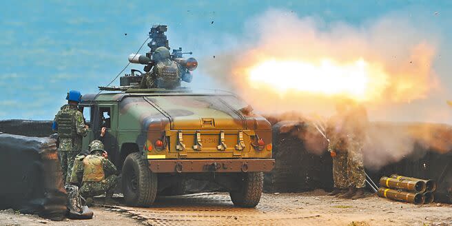 陸軍、海軍陸戰隊3日在南部屏東海邊進行天馬操演實彈射擊，操演部隊用M220A2拖式II型車載發射系統，擊毀海上目標。（季志翔攝）