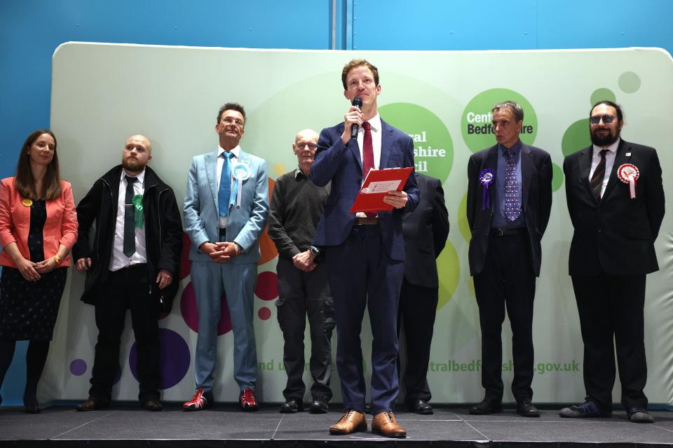 Labour candidate Alistair Strathern (C) speaks to supporters after winning the Mid Bedfordshire by-election with 13,872 votes on 20 October 2023 (Getty Images)