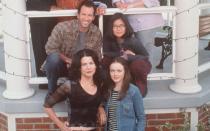 Als die "Gilmore Girls" Lorelai und Rory begeisterten Lauren Graham (vorne links) und Alexis Bledel (vorne rechts) zwischen 2000 und 2007 die Massen. Das Interesse an den alltäglichen Problemen der kaffeesüchtigen Frauen war so groß, dass die Serie 2016 fortgesetzt wurde: In dem Vierteiler "Gilmore Girls: Ein neues Jahr" (bei Netflix verfügbar) treten viele alte Bekannte wie Scott Patterson und Keiko Agena wieder auf. (Bild: Getty Images / Warner Bros. / Delivered by Online USA)