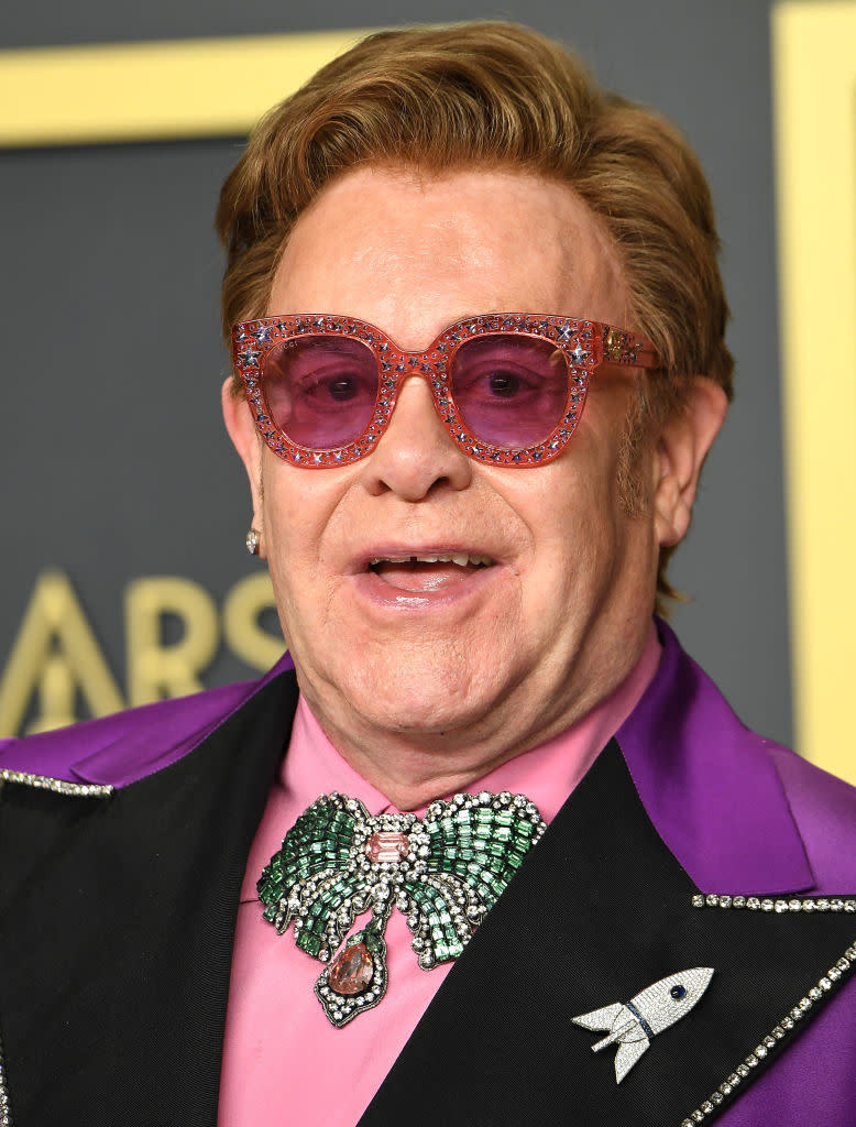 En forme d’étoiles, à plumes, à verres multicolores, strassées, zébrées, sculpturales… Elton John possède pas moins de 25 000 paires de lunettes ! Un accessoire signature qui a même lancé la rumeur selon laquelle le chanteur britannique insisterait pour avoir à chacun de ses déplacements deux chambres d’hôtel : une pour lui et une pour ses précieuses binocles ! Un qu’en-dira-t-on qu’il a dû démentir par voie de presse en 2013… <em>©Getty Images</em>