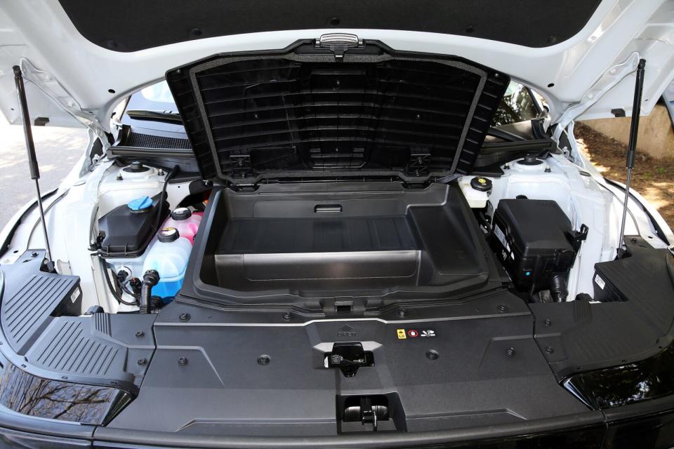 試駕的Ioniq 5 EV 500 Performance因前軸也搭載一具電動馬達，因此前蓋下方的置物箱容量由單馬達車型的57公升縮減至24公升。