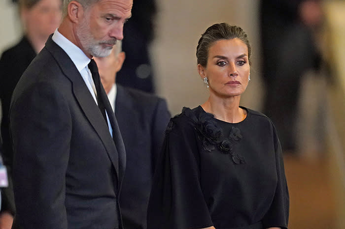 Los Reyes Felipe y Letizia muestran sus respetos a Isabel II en la capilla de Westminster