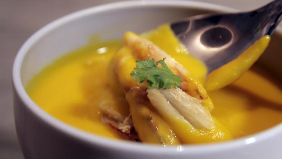 南瓜湯也加入了南洋巧思，不僅有南瓜的甜味，也多了泰式辛香料跟椰奶的香氣，更將蟹肉豐富的鮮味也襯托了出來。