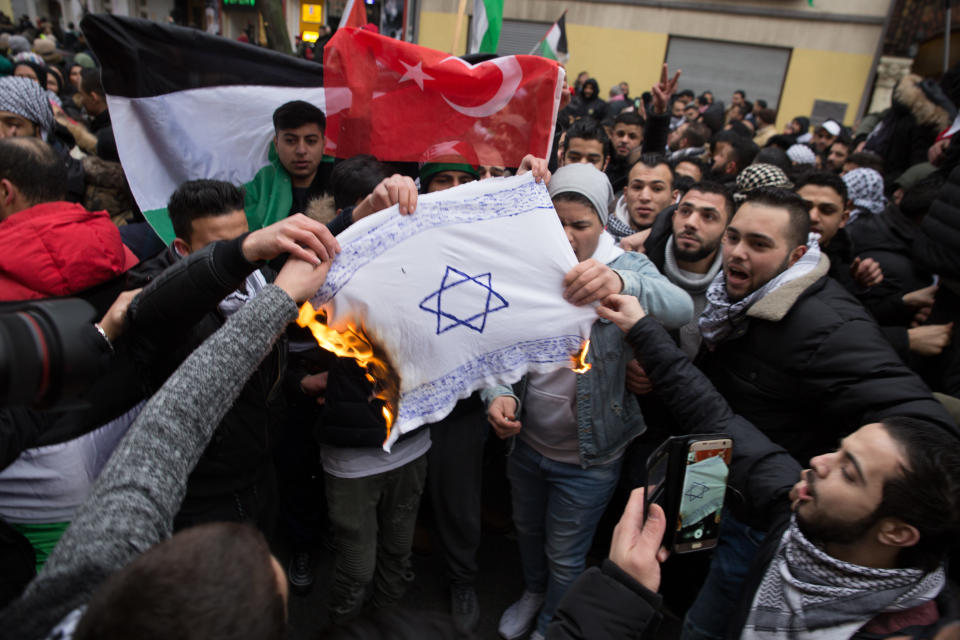 Demonstranten verbrennen in Berlin eine selbstgebastelte Israel-Flagge (Bild: Jüdisches Forum für Demokratie und gegen Antisemitismus e.V./dpa)