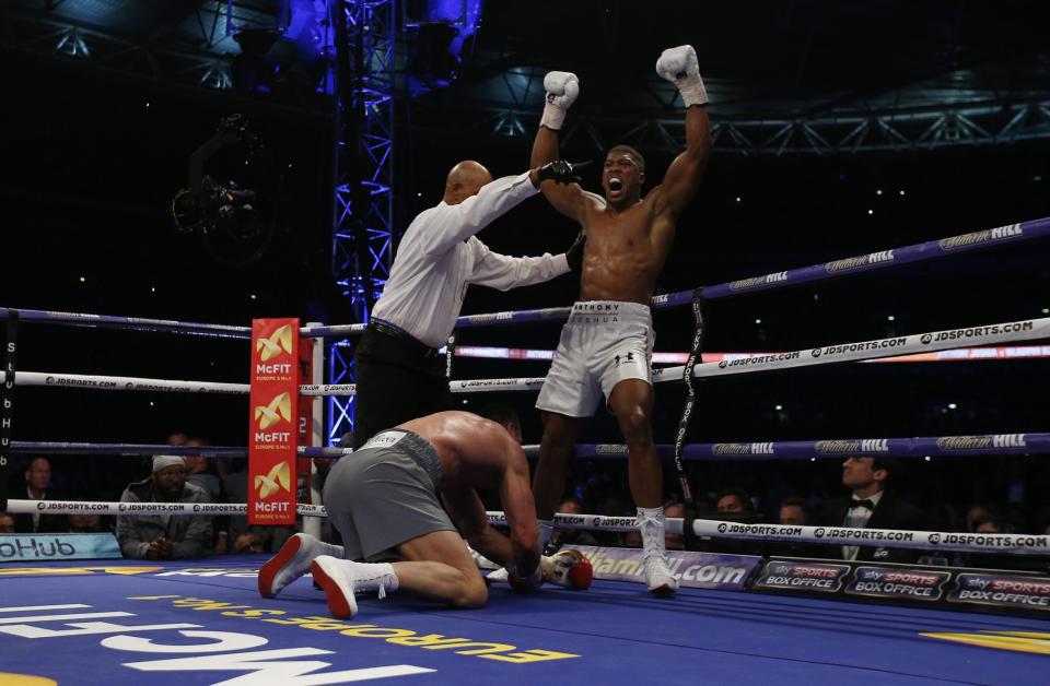 <p>Combat historique à l’Arena de Wembley à Londres où se sont affrontés le Britannique Anthony Joshua et Wladimir Klitschko. C’est dans un stade comble de 90.000 personnes que les boxeurs ont livré un combat sur 11 rounds qui s’est terminé sur un KO technique de l’Ukrainien. Même si Joshua, sur ses terres, est arrivé en outsider, il a su renverser la vapeur. Klitschko a frappé fort mais il a été débordé au 10e round. Joshua a mis fin au suspense avec un uppercut qui mettra Klitschko au sol. Même s’il a été capable de se relever à plusieurs reprises, l’arbitre décide de couper court à ce combat de monstres. Joshua sort victorieux ! (Photo : Reuters) </p>