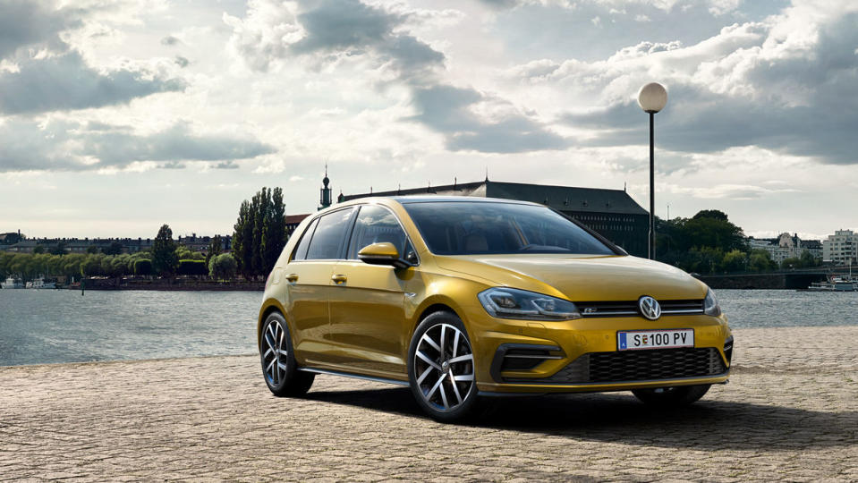 <p>Die Top 3 wird mit einem deutschen Autobauer eröffnet: Der VW Golf verkaufte sich im ersten Halbjahr 2018 weltweit 441.948-mal. Die Kompaktklasse von Volkswagen fährt derzeit in der siebten Generation. </p>