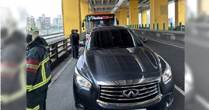 台北松山麥帥一橋今上午發生公車和休旅車車禍，造成公車乘客共5人受傷送醫。（圖／翻攝畫面）