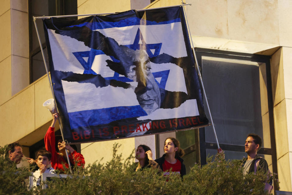 La figure de Benjamin Netanyahu concentre toutes les critiques dans les manifestations contre sa grande réforme judiciaire, comme ce samedi 25 mars à Tel Aviv.
