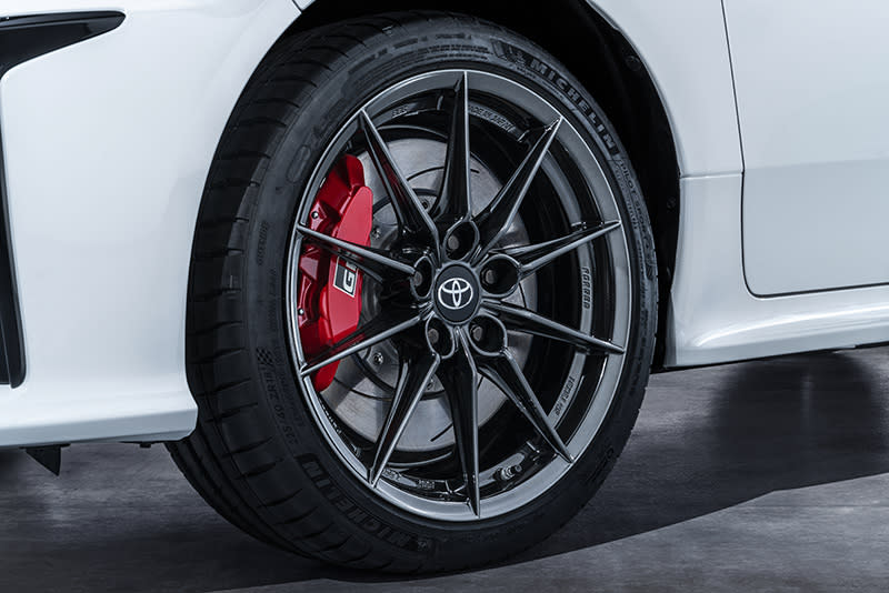煞車系統配置前356mm通風碟搭配四活塞卡鉗、後297mm通風碟搭配雙活塞卡鉗，胎圈尺寸為225/40 R 18，並選擇配置Dunlop SP Sport MAXX050或Michelin Pilot Sport 4s高性能胎。(圖為歐規車型)
