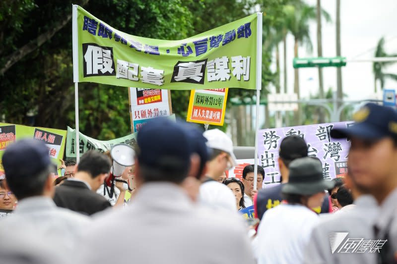 「反就服法52條」全國仲介業者聚集在立法院前，抗議就服法52條修正案，並拉起「假配套　真謀利」的標語-甘岱民攝