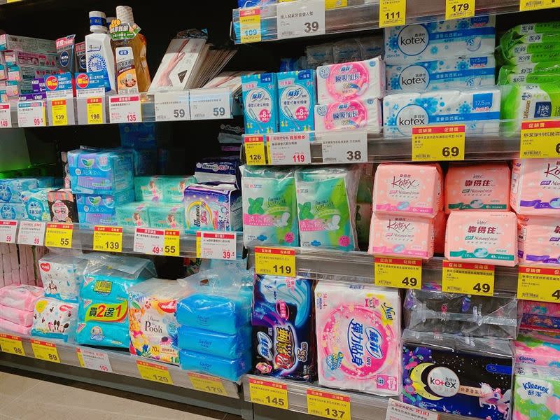 超市衛生棉博覽會，多個品牌推出買一送一。（圖／業者提供）