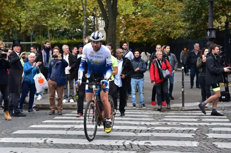 British cyclist Mark Beaumont (C) arrives in Paris on September 18, 2017 to complete his journey after he travelled around the world in 78 days