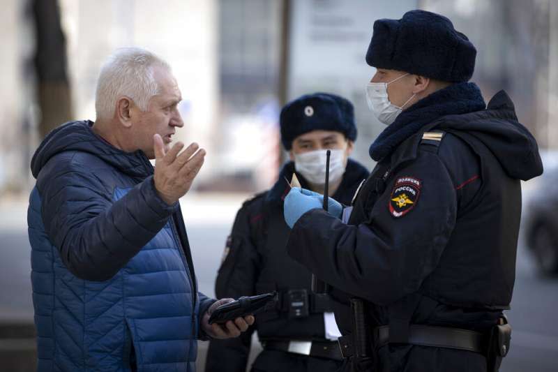 莫斯科警察正在檢查外出市民的證件。（美聯社）
