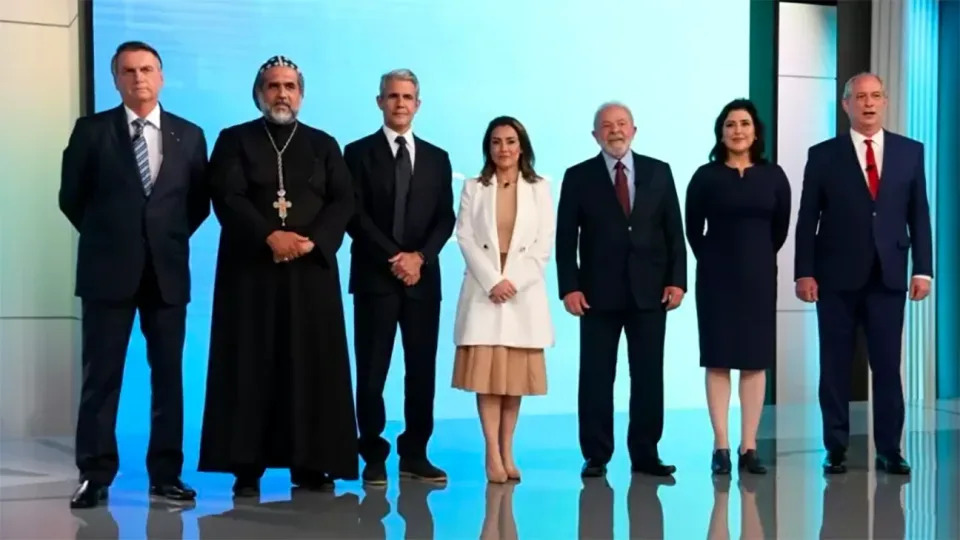 Candidatos enfileirados momentos antes de debate na Globo come&#xe7;ar (Divulga&#xe7;&#xe3;o/Globo/Jo&#xe3;o Miguel J&#xfa;nior)
