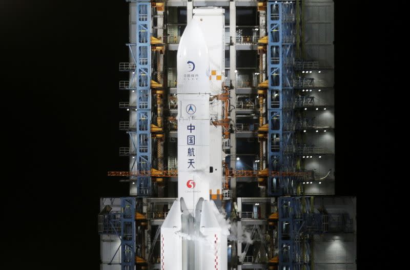 El cohete Long March-5 Y5, que transporta la sonda lunar Chang'e-5, se ve antes de despegar del Centro de Lanzamiento Espacial Wenchang, en Wenchang, provincia de Hainan, China