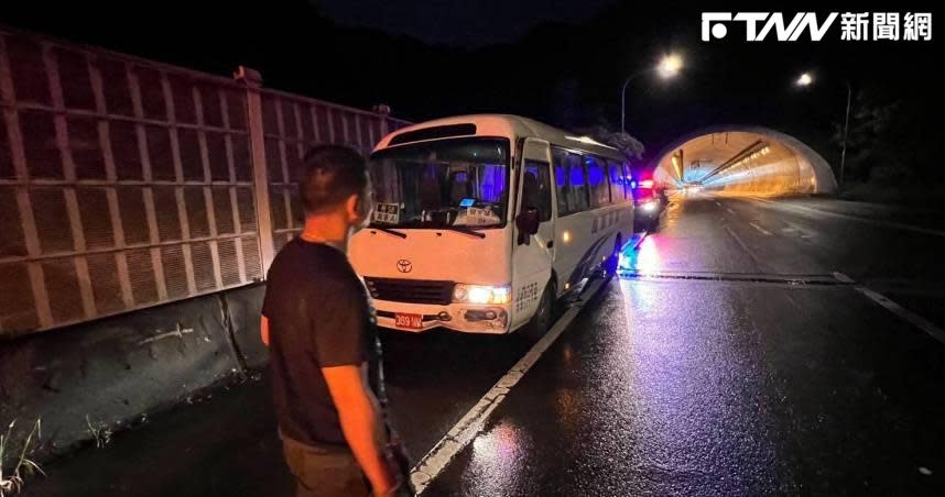 康橋中學校車今（21）日晚間近6時，在行經文山隧道時因不明原因打滑。（圖／翻攝畫面）