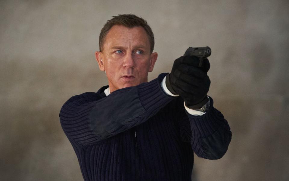 Achtung, Spoilergefahr! Falls sie den bislang letzten James-Bond-Film "Keine Zeit zu sterben" noch nicht gesehen haben, dann sollten sie vielleicht nicht weiterlesen. Falls doch, werden Sie wahrscheinlich wissen, warum es das letzte 007-Abenteuer mit Daniel Craig auf unsere Liste der umstrittensten Filmenden geschafft hat ... (Bild: Universal/Nicola Dove)