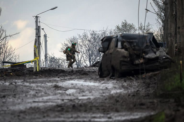 Un militar ucraniano corre para protegerse de un bombardeo en Bakhmut, en la región de Donetsk, en primera línea del frente, el 23 de abril de 2023, en medio de la invasión rusa de Ucrania. 