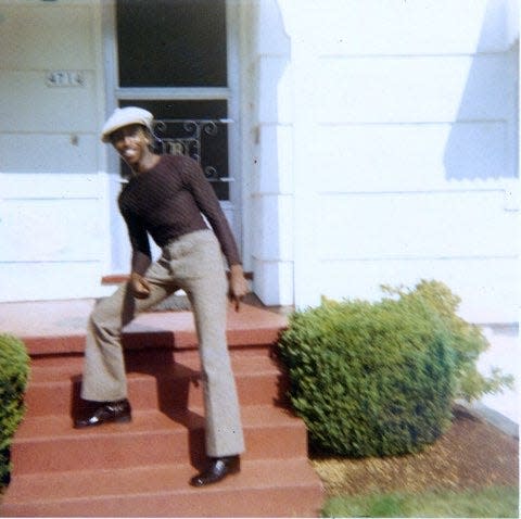 Milton Scott pose à ses parents & # 39;  maison à Baton Rouge, où il est né et a grandi.