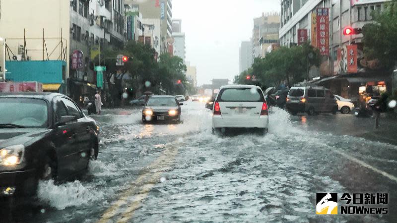 ▲高雄市今(22)日受西南氣流影響豪大雨不斷，市區多處出現積水情形，車輛紛紛涉水而過。（圖／記者郭俊暉攝，2020.05.22）  