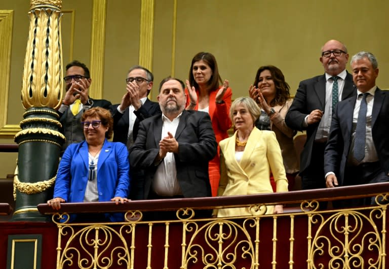 Nach der Abstimmung im Parlament applaudierten katalanische Unabhängigkeitsbefürworter im Parlament. (JAVIER SORIANO)
