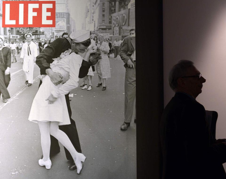 George Mendonsa y <span>Greta Zimmer Friedman. (Getty Images)</span>